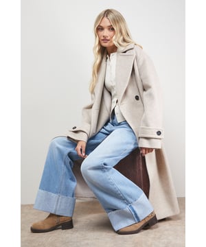 Brushed texture creates a soft, tactile finish that adds depth and warmth
        Classic double-breasted design with statement buttons for timeless appeal
        Relaxed silhouette offers generous proportions for effortless layering
        Wide notched lapels frame the face beautifully for a flattering effect
        Practical side pockets provide both functionality and a casual touch
    
    The Oasis Brushed Relaxed Reefer Coat is the quintessential daywear essential for the British autumn and winter seasons. Its generous proportions create a contemporary silhouette that works brilliantly over chunky knitwear or lighter layers, making it a versatile addition to your wardrobe. Style as shown with wide-leg jeans and ankle boots for an effortlessly chic weekend look, or pair with a pretty floral dress and trainers for a signature Oasis contrast. The relaxed fit makes this coat perfect for casual coffee dates, weekend shopping trips, or countryside walks. The soft brushed finish adds a touch of luxury to everyday outfits, whilst the timeless design ensures this will remain a favourite for seasons to come. Layer over a crisp white shirt and straight-leg trousers for a smart casual office look that transitions seamlessly to after-work gatherings.