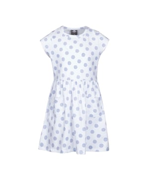 Ronde hals.korte mouwen.2 opgestikte zakken.jurk met all-over print: Heeft een levendige all-over print die een knaller van persoonlijkheid en plezier toevoegt aan de outfit.