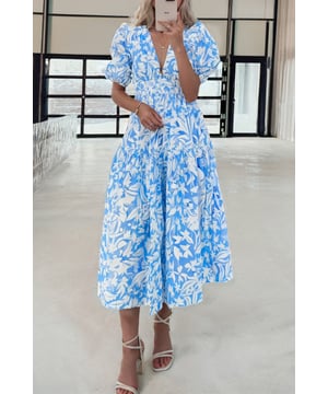 Damen V-Ausschnitt  
Puffkurze Ärmel  
Fit and Flare Stil  
Leichtes und komfortables Material  
Fließender Schnitt  
Geeignet für formelle, semi-formelle, Feiertagsfeiern und mehr  
Material: 100% Polyester