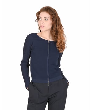 Jersey de mujer de Hugo Boss.
  Estilo: 50446971 464.
  Color: Azul abierto.
  Composicion: 63% viscosa 34% poliamida 3% elastano.
  Hecho en China.