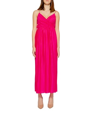 Roze jurk met V
  hals en bandjes
  Merk: Alleen
  Geslacht: Vrouwen
  Type: Jurken
  Seizoen: Lente/Zomer
  Kleur: Roze
  Patroon: Effen
  Sluiting: Slip on
  Mouwen: Bandjes
  Halslijn: V
  hals
  Samenstelling: 100% Polyester
  Wassen: Machinewas op 30Â°