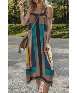 Dynamische en artistieke geometrische print  
Nostalgische retro stijl  
Chique schouderbanden  
Lose silhouet voor een relaxte pasvorm  
Beschikbaar in de maten S M L XL  
Materiaal: 100% polyester