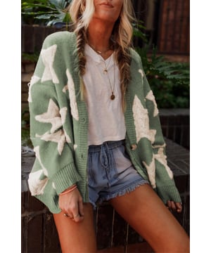 Groene Sherpa Sterpatroon Textuur Vest met Pocket 
  Populair en textuur sherpa sterpatroon breiwerk 
  Casual slouchy stijl met een ontspannen pasvorm 
  Flatterende V-hals 
  Met knopen aan de voorkant 
  Voorkant zijzakken 
  Ideaal voor de herfst en winter 
Materiaal: 42% Acryl 30% Polyester 28% Polyamide