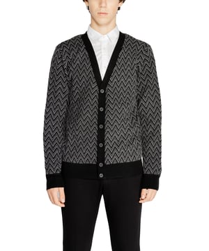 Marca: Antony Morato.
  Genero: Hombres.
  Tipo: Cardigan.
  Temporada: Otono/Invierno.
  Color: Negro.
  Patron: Geometrico.
  Sujecion: Botones.
  Mangas: Largas.
  Escote: Escote en V.
  Codigo del articulo: MMSW01465.
  YA400006.
  Composicion: 50% acrilico y 50.