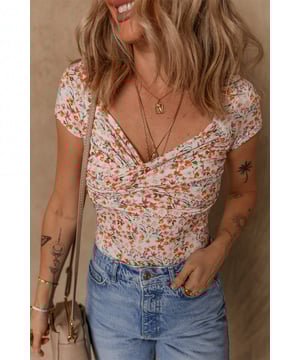 Body de manga corta  
Estampado floral  
Escote corazón fruncido  
Diseño ajustado  
Perfecto para un look romántico de verano  
Material: 95% Poliéster 5% Elastano