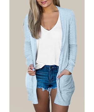 Zachte gaatjesstructuur  
Mistblauwe effen kleur voor een frisse uitstraling  
Functionele zakken voor handen  
Vrije bewegingsruimte  
Veelzijdig open  
voorkantontwerp voor eenvoudig combineren  
Materiaal: 65% Katoen 35% Polyester