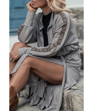 Our styles are designed with a trendy fitted look in mind following an international size standard. For the best fit we suggest choosing one size up from your usual. Be sure to check our sizing chart to find your perfect match!
  Medium grey color
  Detailed Aztec accents for a bohemian touch
  Side slits for added movement and flair
  Open front design for effortless style
  Long length for added sophistication
Material: 85% Polyester 10% Cotton 5% Elastane