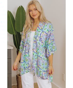 Bloemenprint met rhinestone versieringen  
3/4 mouwen voor veelzijdigheid en comfort  
Open voorkant ontwerp voor een elegante draping  
Vrijgevochten en romantische boho chic stijl  
Materiaal: 100% Polyester
