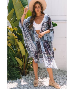 Blauwe Retro Bloemenprint Lange Losse Open Voor Kimono  
Klassieke elegantie en vrouwelijkheid  
Comfortabele en moeiteloze losse pasvorm  
Lange lengte voor voldoende bedekking en een flatterende silhouet  
Moderne en stijlvolle open voorkant ontwerp  
Materiaal: 100% Polyester