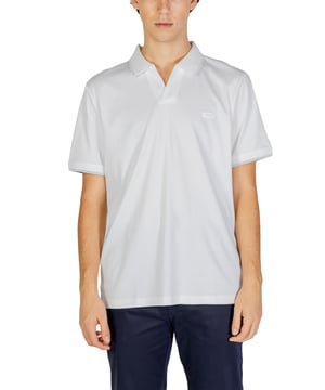 Merk: Calvin Klein Jeans
  Geslacht: Heren
  Type: Polo
  Seizoen: Herfst/Winter
  Kleur: wit
  Patroon: effen
  Mouwen: kort
  Kraag: klassiek
  Artikelcode: K10K113072
  Samenstelling: 100% katoen
  Wassen: machinewas op 30Â°