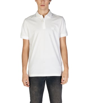 Marca: Jefe.
  Genero: Hombre.
  Tipo: Polo.
  Temporada: Primavera/Verano.
  Color: blanco.
  Patron: liso.
  Cierre: botones.
  Mangas: cortas.
  Cuello: polo.
  Codigo del articulo: 50507699.
  Composicion: 95% algodon 5% elastano.
  Lavado: lavar a maquina a 30Â°.