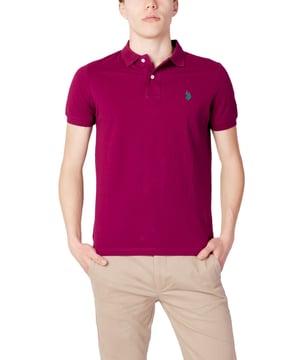 Marca: U.S. Polo Assn..
  Genero: Hombres.
  Tipo: Polo.
  Temporada: Primavera/Verano.
  Color: Rojo.
  Patron: Liso.
  Sujecion: Botones.
  Mangas: Largas.
  Cuello: Polo.
  Composicion: 100% algodon.
  Lavado: Lavar a maquina a 30Â°.