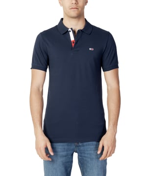 Marca: Tommy Hilfiger Jeans.
  Genero: Hombres.
  Tipo: Polo.
  Temporada: Primavera/Verano.
  Color: Azul.
  Patron: Liso.
  Sujecion: Botones.
  Mangas: Cortas.
  Cuello: Polo.
  Composicion: 100% algodon.
  Lavado: Lavar a maquina a 30Â°.