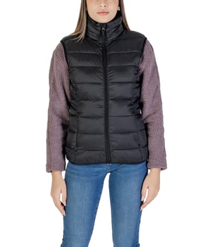 Marca: B.young.
  Genero: Mujer.
  Tipo: Chalecos.
  Temporada: Otono/Invierno.
  Color: negro.
  Cierre: con cremallera.
  Mangas: sin mangas.
  Escote: cuello alto.
  Bolsillos: bolsillos delanteros.
  Codigo del articulo: 20810657.
  Composicion: 100% nylon.