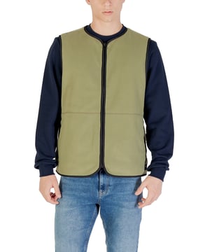 Marca: Vans.
  Genero: Hombre.
  Tipo: Chaleco.
  Temporada: Primavera/Verano.
  Color: verde.
  Mangas: sin mangas.
  Escote: cuello redondo.
  Codigo del articulo: VN000G8BAMB1.
  Composicion: 100% poliester.