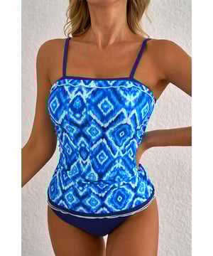 Marineblaues Tankini-Set mit abstraktem Print und Rüschenbesatz  
Spielerischer und charmanter Look mit abstraktem Druck  
Rüschenbesatz für eine lustige und feminine Ausstrahlung  
Verstellbare Spaghettiträger für eine individuelle Passform und Unterstützung  
Hohe Elastizität für Komfort und Flexibilität  
Vielseitiges und stilvolles Zweiteiler-Set  
Material: 82% Polyamid, 18% Elasthan