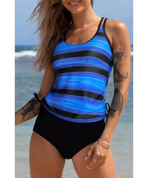 Sportlicher 2-teiliger Badeanzug  
Enthält ein hellblaues bedrucktes Tankini-Oberteil und schwarze Shorts  
Trendiges, bedrucktes Schwimmoberteil mit doppelten Trägern  
Hergestellt aus hochwertigem Stoff mit hoher Elastizität für das Schwimmen  
Verschiedene Muster und schicke Details für das Tankini-Oberteil erhältlich  
Material: 85% Polyester, 15% Elasthan