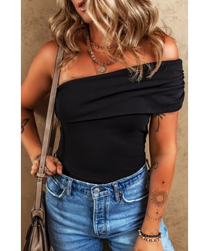 Nuestros estilos están diseñados con un look ajustado y a la moda siguiendo un estándar de tallas internacional. Para el mejor ajuste, sugerimos elegir una talla más de la habitual. ¡Asegúrate de consultar nuestra tabla de tallas para encontrar tu combinación perfecta!
  Bodysuit sólido negro
  Diseño asimétrico de un solo hombro
  Detalles fruncidos para un estilo adicional
  Diseño asimétrico
  Ajuste bodycon para una silueta sin costuras
  Alta elasticidad para un ajuste cómodo
  Disponible en tallas S a XL
Material: 95% Algodón 5% Elastano