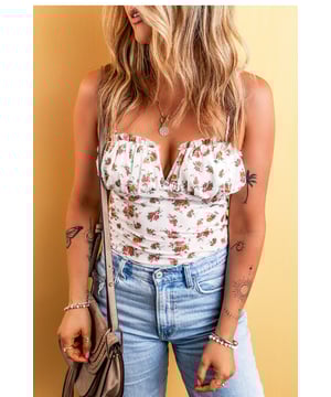 Nuestros estilos están diseñados con un look entallado y a la moda en mente, siguiendo un estándar de tallas internacional. Para el mejor ajuste, sugerimos elegir una talla más de la habitual. Asegúrate de consultar nuestra tabla de tallas para encontrar tu combinación perfecta.
Body con tirantes espagueti y trim fruncido en corte en V floral blanco
Busto arrugado y escote en V con muesca
Detalles fruncidos y tirantes ajustables
Materiales de alta calidad
Cómodo y elegante
Perfecto para combinar con jeans ajustados
Disponible en tallas S a XL
Alto nivel de elasticidad
