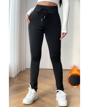 Onze stijlen zijn ontworpen met een trendy, strakke look in gedachten, volgens een internationale maatstandaard. Voor de beste pasvorm raden we aan om één maat groter te kiezen dan gebruikelijk. Zorg ervoor dat je onze maattabel controleert om je perfecte match te vinden!
  Strakke effen ontwerp voor tijdloze aantrekkingskracht
  Veelzijdige taille met trekkoord voor een aanpasbare pasvorm
  Hoge taille en slanke stijl voor een sexy, slanke silhouet
  Thermische voering biedt warmte en zachtheid
  Ideaal voor dagelijks gebruik
Materiaal: 70% Polyester 27% Viscose 3% Elastaan