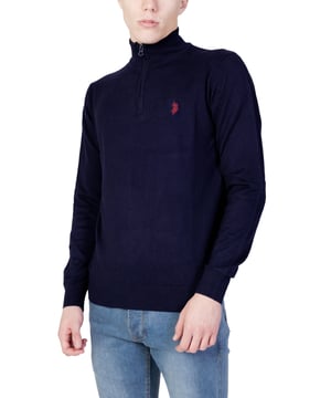 Jersey de cuello alto de punto azul con cremallera.
  Marca: U.S. Polo Assn..
  Genero: Hombres.
  Tipo: Punto.
  Temporada: Otono/Invierno.
  Cierre: con cremallera.
  Mangas: largas.
  Escote: cuello alto.
  Composicion: 80% algodon 20% poliamida.
  Lavado: lavar a maquina a 30Â°.
