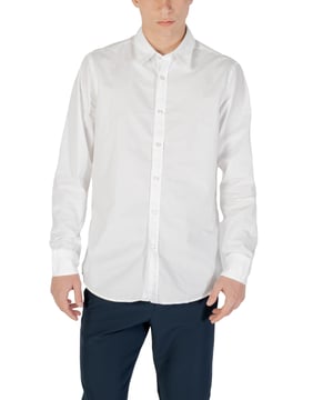 Marca: Jefe.
  Genero: Hombre.
  Tipo: Camisas.
  Temporada: Primavera/Verano.
  Color: blanco.
  Patron: liso.
  Cierre: botones.
  Mangas: largas.
  Cuello: clasico.
  Codigo del articulo: 50518304.
  Composicion: 100% algodon.
  Lavado: lavar a maquina a 30Â°.