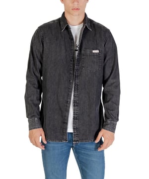 Merk: Calvin Klein Jeans
  Geslacht: Heren
  Type: Overhemden
  Seizoen: Herfst/Winter
  Kleur: zwart
  Sluiting: knopen
  Mouwen: lang
  Artikelcode: LV040BM733
  Samenstelling: 100% katoen
  Wassen: machinewas op 30Â°