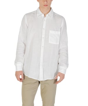 Marca: Jefe.
  Genero: Hombre.
  Tipo: Camisas.
  Temporada: Primavera/Verano.
  Color: blanco.
  Patron: liso.
  Cierre: botones.
  Mangas: largas.
  Cuello: clasico.
  Codigo del articulo: 50537381.
  Composicion: 100% lino.
  Lavado: lavar a maquina a 30Â°.