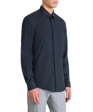 Blaues einfarbiges langarmeliges Herrenhemd.
  Marke: Antony Morato.
  Geschlecht: Manner.
  Typ: Hemden.
  Saison: Fruhling/Sommer.
  Farbe: Blau.
  Muster: Einfarbig.
  Verschluss: Knopfe.
  Armel: Lang.
  Kragen: Klassisch.
  Zusammensetzung: 100% Baumwolle.
  Waschen: Maschinenwasche bei 30Â°C.