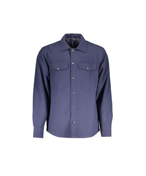 Camisa de algodon azul.
  Ajuste regular.
  Mangas largas.
  Acolchado para mayor calidez.
  Cuello italiano.
  Dos bolsillos.
  Punos con un boton.
  Cierre de boton.
  Detalle del logotipo de la marca.