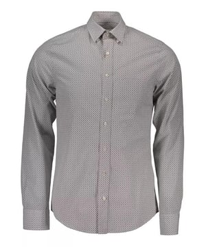 Camisa blanca de algodon.
  Manga larga.
  Cuello italiano.
  Un solo bolsillo.
  Punos con 1 boton.
  Cierre de botones.
  Detalle del logotipo.
  Apto para hombres.