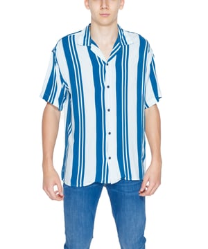 Camisa de manga corta a rayas celestes.
  Marca: Jack & Jones.
  Genero: Hombres.
  Tipo: Camisas.
  Temporada: Primavera/Verano.
  Cierre: botones.
  Mangas: cortas.
  Cuello: clasico.
  Composicion: 100% viscosa.
  Lavado: lavar a maquina a 30Â°.