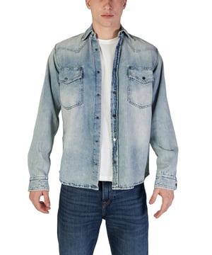 Marca: Jefe.
  Genero: Hombre.
  Tipo: Camisas.
  Temporada: Otono/Invierno.
  Color: azul.
  Patron: liso.
  Cierre: botones.
  Mangas: largas.
  Cuello: clasico.
  Codigo del articulo: 50513227.
  Composicion: 100% algodon.
  Lavado: lavar a maquina a 30Â°.