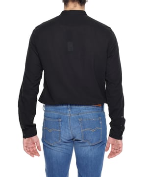 Schwarzes Baumwollhemd fur Herren.
  Marke: Antony Morato.
  Saison: Fruhling/Sommer.
  Muster: Einfarbig.
  Verschluss: Knopfe.
  Armel: Lang.
  Kragen: Mandarin.
  Zusammensetzung: 100% Baumwolle.
  Waschen: Maschinenwasche bei 30Â°.