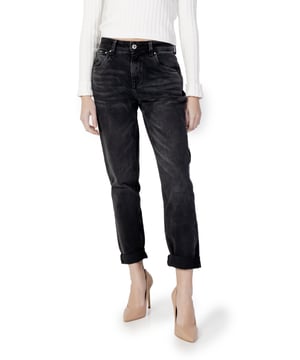 Marca: Pepe Jeans.
  Genero: Mujeres.
  Tipo: Vaqueros.
  Temporada: Primavera/Verano.
  Color: Negro.
  Patron: Liso.
  Sujecion: Cremallera y boton.
  Bolsillos: Bolsillos delanteros y traseros.
  Composicion: 99% algodon 1% elastano.
  Lavado: Lavar a maquina a 30Â°.