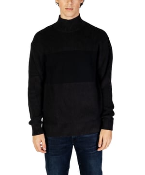 Merk: Calvin Klein Jeans
  Geslacht: Heren
  Type: Gebreide kleding
  Seizoen: Herfst/Winter
  Kleur: Zwart
  Mouwen: Lang
  Halslijn: Coltrui
  Artikelcode: J30J326204
  Samenstelling: 90% katoen 10% polyester
  Wassen: Machinewas op 30Â°