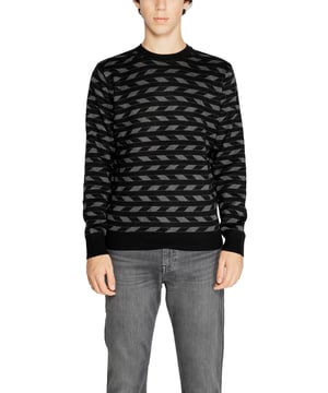 Farbe: schwarz.
  Muster: geometrisch.
  Befestigung: Hineinschlupfen.
  Armel: lang.
  Ausschnitt: Rundhalsausschnitt.
  Zusammensetzung: 40 % Acryl 30 % Wolle und 30 % Polyamid.
  Waschen: Handwasche.