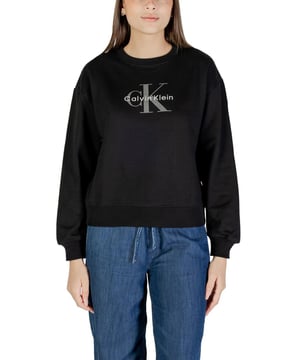 Merk: Calvin Klein Jeans
  Geslacht: Dames
  Type: Sweatshirts
  Seizoen: Herfst/Winter
  Kleur: zwart
  Patroon: print
  Mouwen: lang
  Halslijn: ronde hals
  Artikelcode: LV047B234G
  Samenstelling: 97% katoen 3% elastaan
  Wassen: machinewas op 30Â°