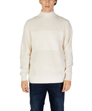 Merk: Calvin Klein Jeans
  Geslacht: Heren
  Type: Gebreide kleding
  Seizoen: Herfst/Winter
  Kleur: wit
  Mouwen: lang
  Halslijn: coltrui
  Artikelcode: J30J326204
  Samenstelling: 90% katoen 10% polyester
  Wassen: machinewas op 30Â°