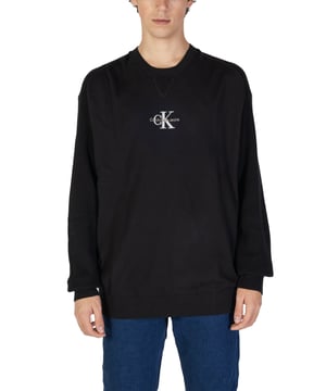 Merk: Calvin Klein Jeans
  Geslacht: Heren
  Type: Gebreide kleding
  Seizoen: Herfst/Winter
  Kleur: zwart
  Mouwen: lang
  Halslijn: ronde hals
  Artikelcode: J30J325671
  Samenstelling: 100% katoen
  Wassen: machinewas op 30Â°