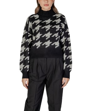 Marca: Vero Moda.
  Genero: Mujer.
  Tipo: Punto.
  Temporada: Otono/Invierno.
  Color: negro.
  Mangas: largas.
  Escote: cuello alto.
  Codigo del articulo: 10311089.
  Composicion: 100% acrilico.
  Lavado: lavar a maquina a 30Â°.