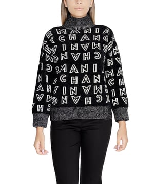 Lujoso jersey de cuello alto de punto negro estampado para mujer.
  Marca: Armani Exchange.
  Tipo: Punto.
  Temporada: Otono/Invierno.
  Color: Negro.
  Patron: Estampado.
  Mangas: Largas.
  Escote: Jersey de cuello alto.
  Composicion: 100% Poliester.
  Codigo del articulo: 6DYM1P YM1SZ.
  Lavado: Lavable a maquina a 30Â°.