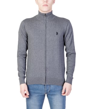 Prendas de punto para hombre de alta calidad de U.S. Polo Assn..
  Disenado para la temporada Otono/Invierno.
  Cuenta con cuello alto mangas largas y cierre de cremallera.
  Elegante color gris.
  Confeccionado en 80% algodon y 20% poliamida.