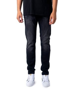 Color: negro.
  Sujecion: cremallera y boton.
  Bolsillos: bolsillos delanteros y traseros.
  Composicion: 77% algodon 14% modal 6% poliester.
  Lavado: lavar a maquina a 30Â°.