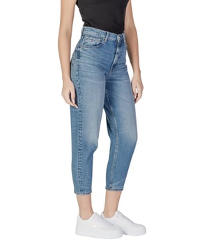 Marke: Tommy Hilfiger Jeans.
  Geschlecht: Damen.
  Typ: Jeans.
  Saison: Fruhling/Sommer.
  Farbe: blau.
  Muster: einfarbig.
  Verschluss: Reissverschluss und Knopf.
  Taschen: Vorder.
  und Gesasstaschen.
  Artikelnummer: DW0DW19768.
  Zusammensetzung: 99% Baumwolle 1% Lycra.
  Waschen: Maschinenwasche bei 30Â°C.