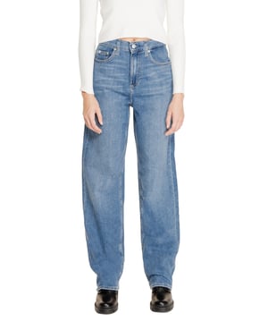 Merk: Calvin Klein Jeans
  Geslacht: Vrouwen
  Type: Spijkerbroek
  Seizoen: Herfst/Winter
  Kleur: Blauw
  Patroon: Effen
  Sluiting: Rits en knoop
  Zakken: Voor
  en achterzakken
  Samenstelling: 99% katoen en 1% lycra
  Wassen: Machinewas op 30Â°
  Artikelcode: J20J223643