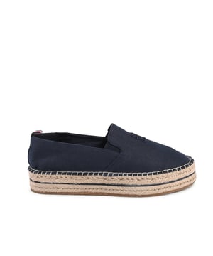Marca: Tommy Hilfiger.
  Modelo: FW0FW07696DW6.
  Color: Azul.
  Composicion: Lino 100% organico.
  Hecho en China.
  Genero: Mujer.