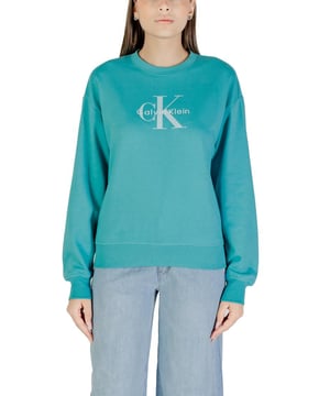 Merk: Calvin Klein Jeans
  Geslacht: Dames
  Type: Sweatshirts
  Seizoen: Herfst/Winter
  Kleur: lichtblauw
  Patroon: print
  Mouwen: lang
  Halslijn: ronde hals
  Artikelcode: LV047B234G
  Samenstelling: 97% katoen 3% elastaan
  Wassen: machinewas op 30Â°