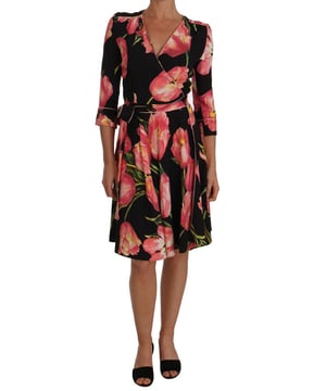 Marca: Dolce & Gabbana.
  Color: Negro con estampado de tulipanes rosas.
  Longitud de la manga: manga 3/4.
  Longitud: Por encima de las rodillas.
  Apertura trasera con cremallera.
  Detalles del logotipo.
  Hecho en Italia.
  Material: 95% viscosa 5% seda.