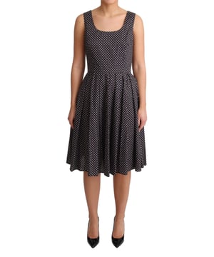 Precioso vestido nuevo con etiquetas 100% autentico de Dolce & Gabbana.
  Vestido evase sin mangas.
  Diseno floral negro.
  Cierre de cremallera en la parte trasera.
  Detalles del logotipo.
  Hecho en Italia.
  Material: 96% algodon 4% elastano.